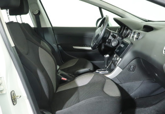 Подержанный автомобиль Peugeot 308 Hatchback 2011 года (9 фото)