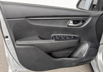 Подержанный автомобиль Kia Rio Hatchback 2021 года (19 фото)