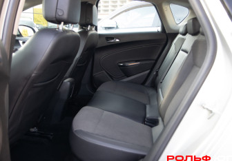 Подержанный автомобиль Opel Astra Hatchback 2011 года (8 фото)