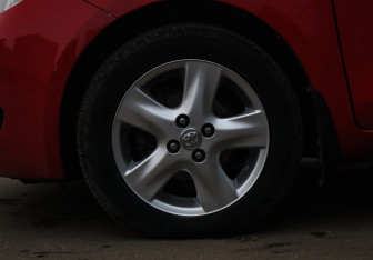 Подержанный автомобиль Toyota Yaris Hatchback 2008 года (17 фото)