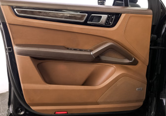 Подержанный автомобиль Porsche Cayenne 2020 года (19 фото)