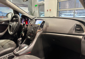 Подержанный автомобиль Opel Astra Hatchback 2012 года (12 фото)