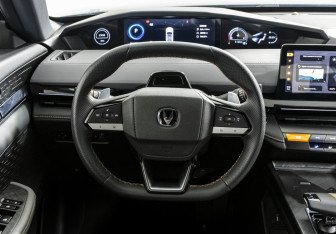 Подержанный автомобиль Changan UNI-V 2023 года (13 фото)