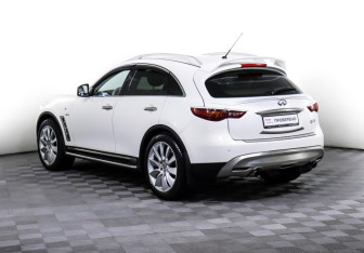 Подержанный автомобиль Infiniti QX70 2015 года (7 фото)
