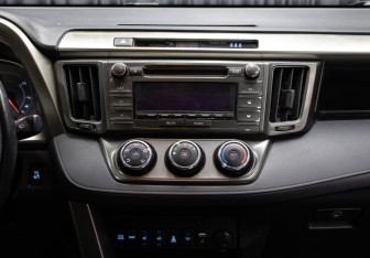 Подержанный автомобиль Toyota RAV4 2015 года (15 фото)