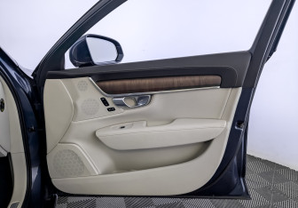 Подержанный автомобиль Volvo S90 2021 года (25 фото)