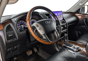 Подержанный автомобиль Infiniti QX80 2017 года (15 фото)