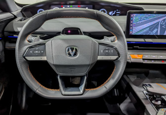 Подержанный автомобиль Changan UNI-V 2023 года (22 фото)