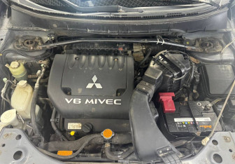 Подержанный автомобиль Mitsubishi Outlander 2007 года (15 фото)