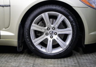 Подержанный автомобиль Jaguar XF Sedan 2008 года (24 фото)