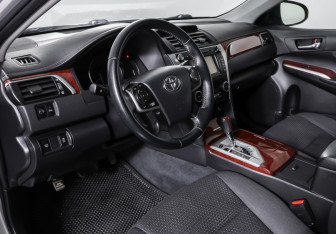 Подержанный автомобиль Toyota Camry Sedan 2013 года (15 фото)