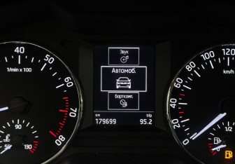 Подержанный автомобиль Skoda Octavia Liftback 2014 года (14 фото)