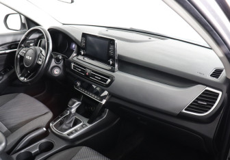 Подержанный автомобиль Kia Seltos 2022 года (10 фото)