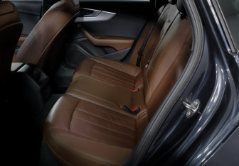 Подержанный автомобиль Audi A4 Sedan 2017 года (10 фото)