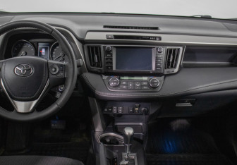 Подержанный автомобиль Toyota RAV4 2016 года (14 фото)