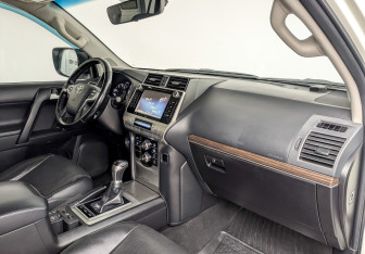 Подержанный автомобиль Toyota Land Cruiser Prado 2020 года (10 фото)