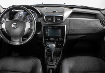 Подержанный автомобиль Nissan Terrano 2015 года (11 фото)