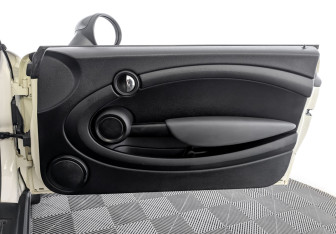 Подержанный автомобиль MINI Hatch 2008 года (24 фото)