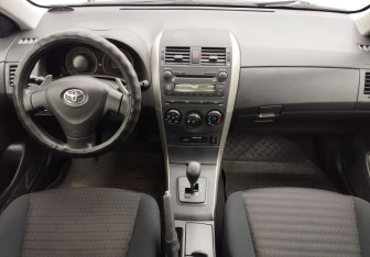 Подержанный автомобиль Toyota Corolla Sedan 2007 года (9 фото)