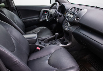 Подержанный автомобиль Toyota RAV4 2009 года (9 фото)