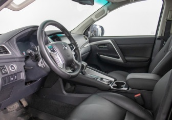 Подержанный автомобиль Mitsubishi Montero Sport 2023 года (10 фото)