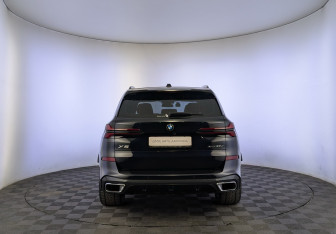 Подержанный автомобиль BMW X5 2025 года (6 фото)