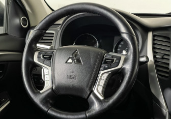 Подержанный автомобиль Mitsubishi Pajero Sport 2019 года (14 фото)