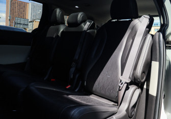 Подержанный автомобиль Kia Carnival 2021 года (9 фото)