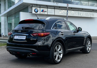 Подержанный автомобиль Infiniti QX70 2017 года (5 фото)