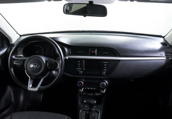 Подержанный автомобиль Kia Rio Sedan 2018 года (8 фото)