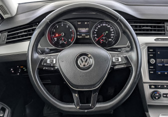 Подержанный автомобиль Volkswagen Passat Sedan 2019 года (22 фото)