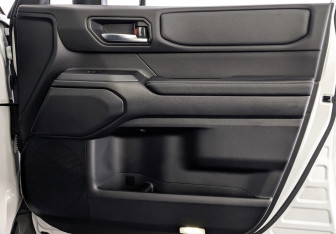 Подержанный автомобиль Toyota Land Cruiser Prado 2024 года (24 фото)