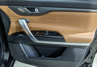 Подержанный автомобиль Changan CS95 2024 года (27 фото)