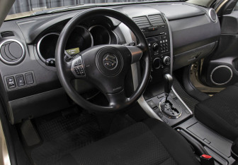 Подержанный автомобиль Suzuki Grand Vitara 2011 года (16 фото)
