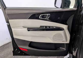 Подержанный автомобиль Kia Carnival 2022 года (21 фото)