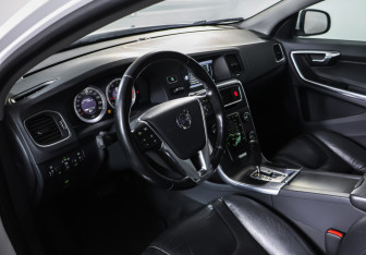 Подержанный автомобиль Volvo S60 2012 года (15 фото)