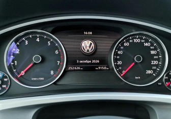 Подержанный автомобиль Volkswagen Touareg 2015 года (15 фото)