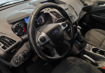Подержанный автомобиль Ford Kuga 2013 года (14 фото)