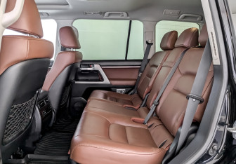 Подержанный автомобиль Toyota Land Cruiser Suv 2017 года (12 фото)