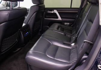 Подержанный автомобиль Toyota Land Cruiser Suv 2017 года (11 фото)
