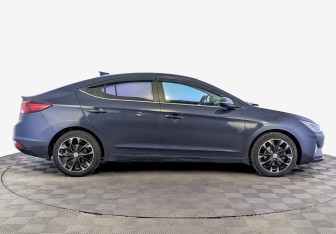 Подержанный автомобиль Hyundai Elantra Sedan 2019 года (4 фото)