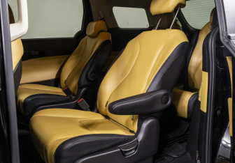 Подержанный автомобиль Kia Carnival 2020 года (14 фото)