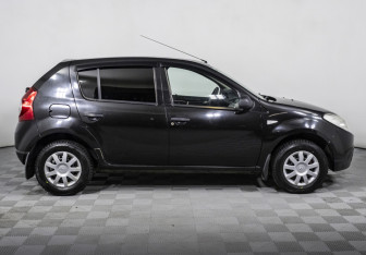 Подержанный автомобиль Renault Sandero 2013 года (4 фото)