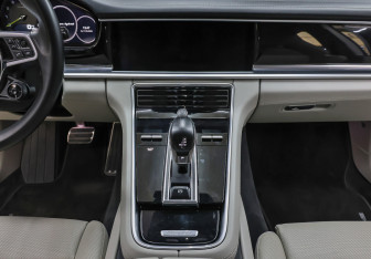 Подержанный автомобиль Porsche Panamera Wagon 2019 года (16 фото)