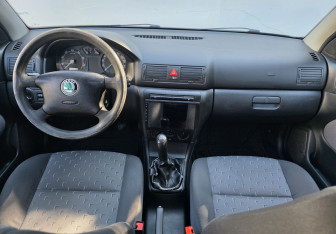 Подержанный автомобиль Skoda Octavia Liftback 2005 года (11 фото)