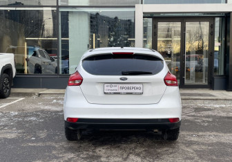 Подержанный автомобиль Ford Focus Hatchback 2016 года (6 фото)