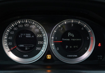 Подержанный автомобиль Volvo XC60 2011 года (13 фото)