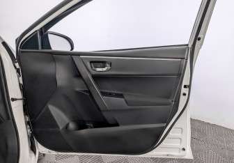 Подержанный автомобиль Toyota Corolla Sedan 2015 года (23 фото)