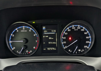 Подержанный автомобиль Toyota RAV4 2018 года (13 фото)
