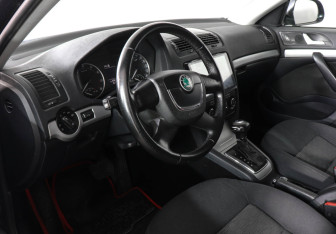 Подержанный автомобиль Skoda Octavia Liftback 2012 года (9 фото)